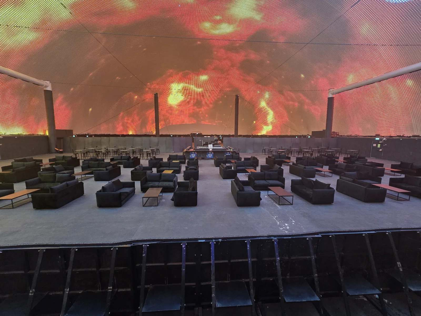 מתחם DOME X מואר בשעות הערב